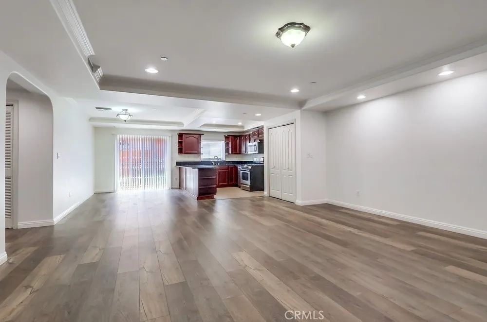 Los Angeles, California 90005, United States, 2 Bedrooms Bedrooms, ,2 BathroomsBathrooms,Residential,Active,204515