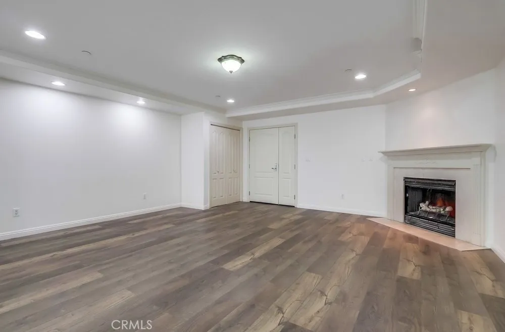 Los Angeles, California 90005, United States, 2 Bedrooms Bedrooms, ,2 BathroomsBathrooms,Residential,Active,204515