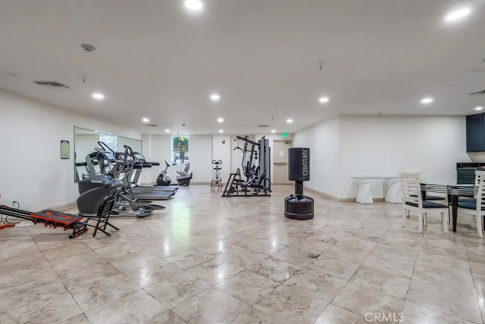 Los Angeles, California 90005, United States, 2 Bedrooms Bedrooms, ,2 BathroomsBathrooms,Residential,Active,204515