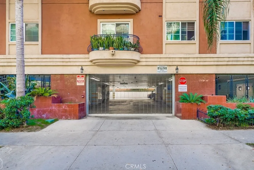 Los Angeles, California 90005, United States, 2 Bedrooms Bedrooms, ,2 BathroomsBathrooms,Residential,Active,204515