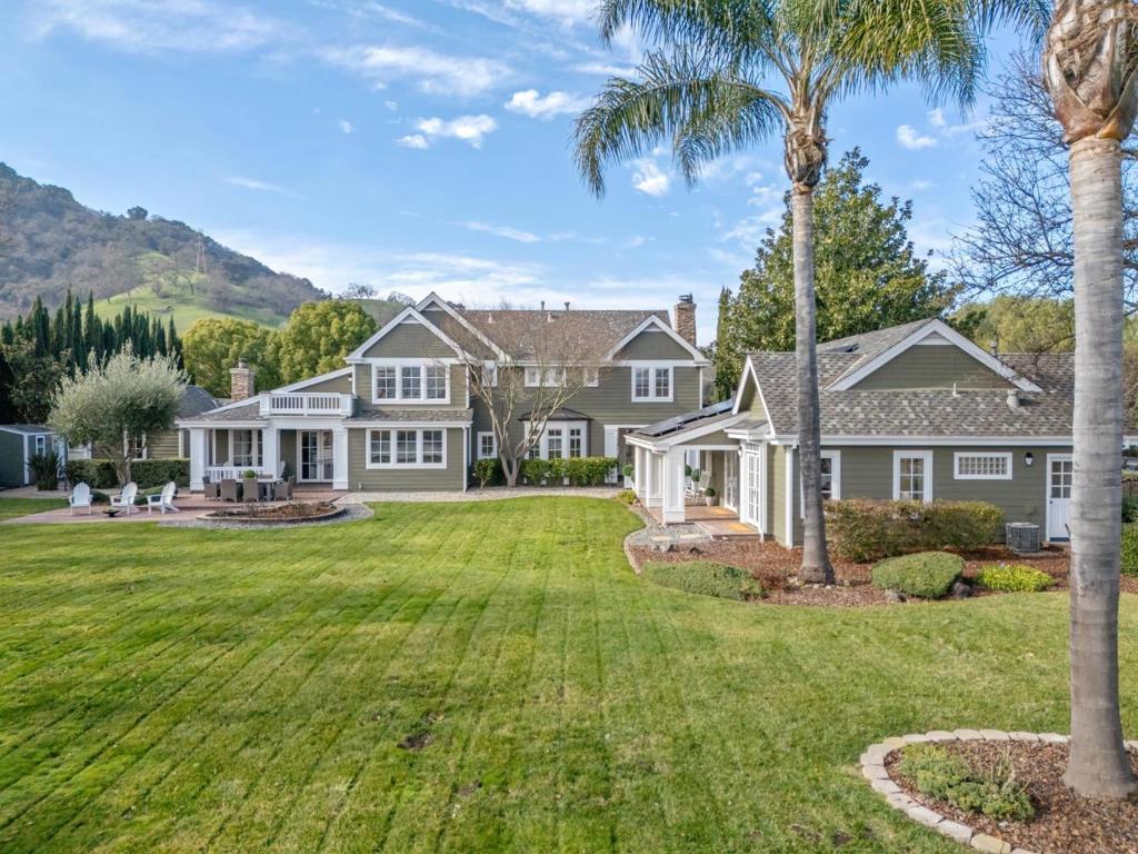 1450 Lakeview Court