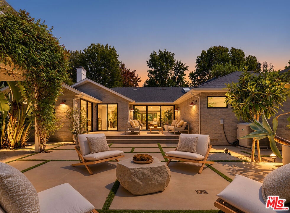 Photo of 521 Loring Avenue, Los Angeles, CA 90024 (MLS # 26993793)