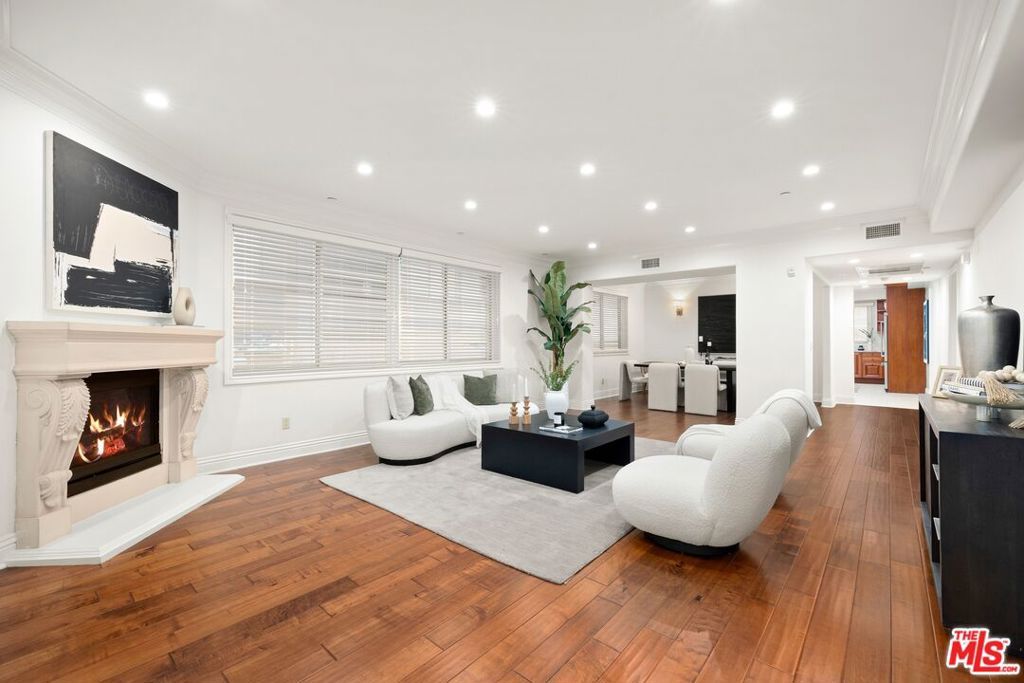 Photo of 11749 Goshen Avenue #102, Los Angeles, CA 90049 (MLS # 25614377)