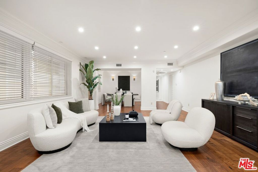 Photo of 11749 Goshen Avenue #102, Los Angeles, CA 90049 (MLS # 25614377)