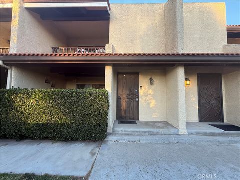 Photo of 9702 Via Roma, Burbank, CA 91504 (MLS # GD26052623)