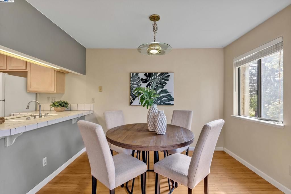 listing image 130724765272051900892