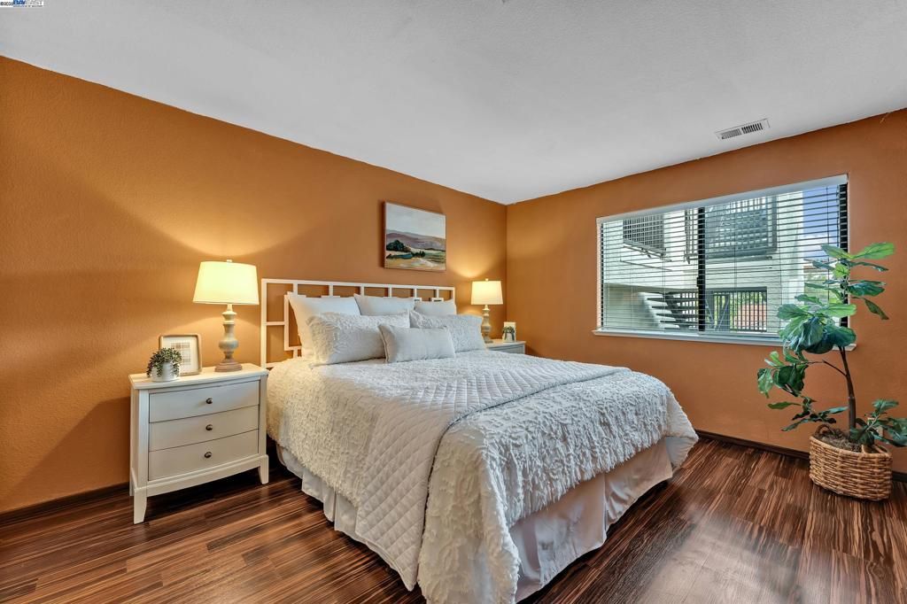 listing image 130724860926211571783