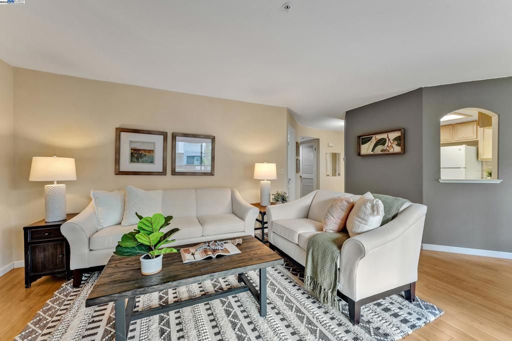 listing image 130728300816223318091