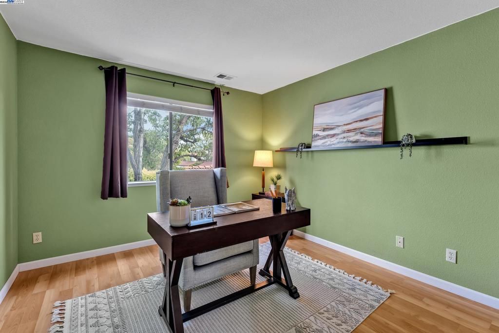 listing image 130721460055419776445
