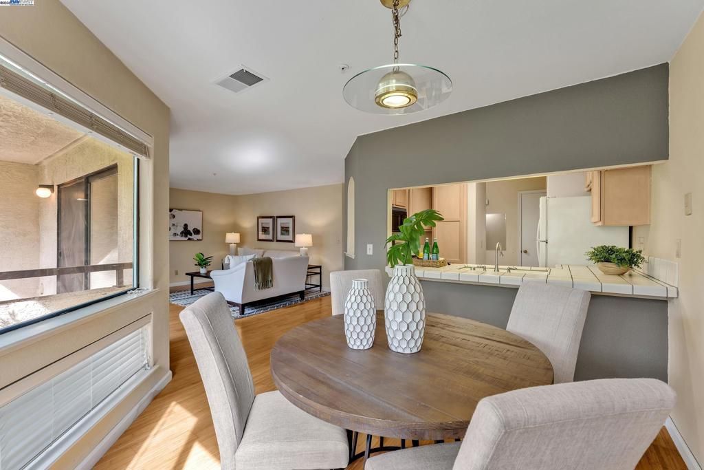 listing image 130721367321168847322