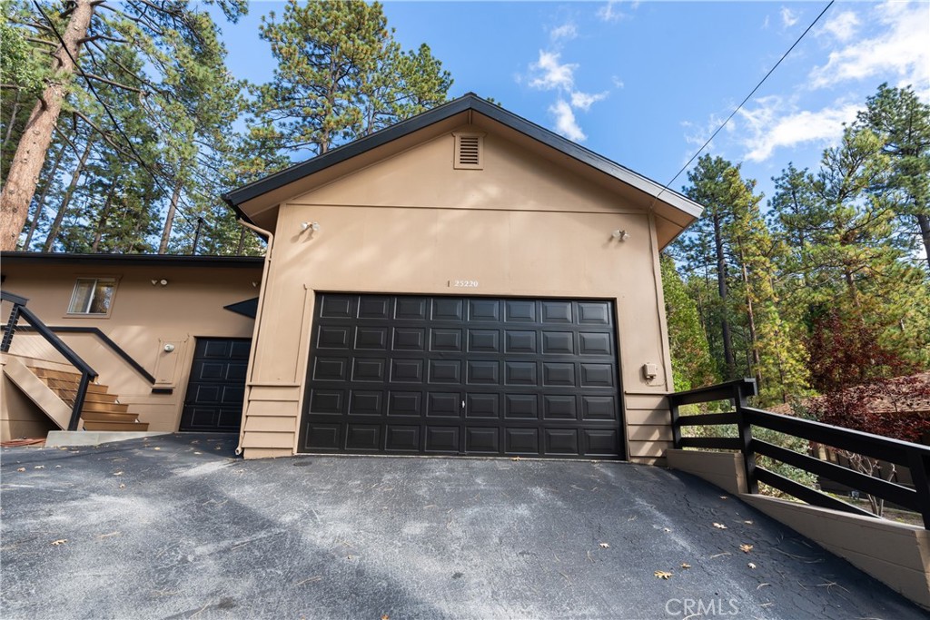 25220 Rim Rock