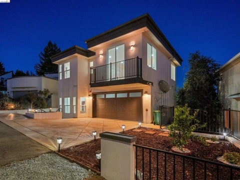 Photo of 7026 Devon Way Way, Berkeley, CA 94705 (MLS # 41144560)