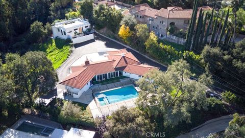 Photo of 4620 Caritina Dr, Tarzana, CA 91356 (MLS # SR26088417)