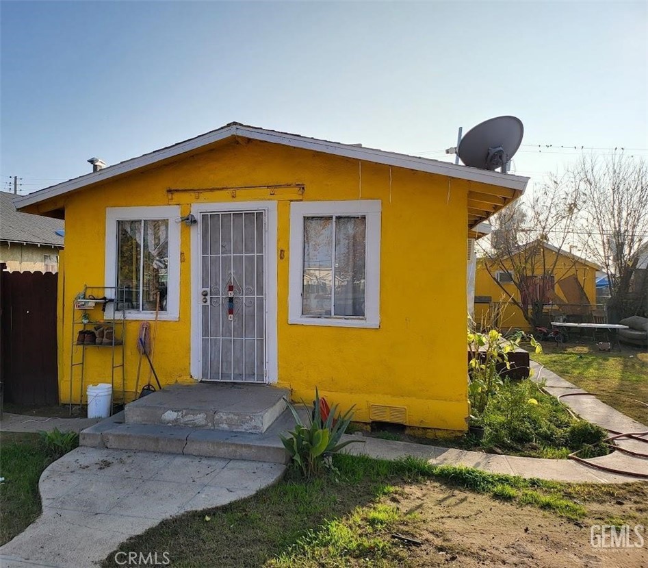 Two houses on one lot! Both houses are two bedrooms! This property might be the property you've been looking for! Take advantage of this opportunity!
