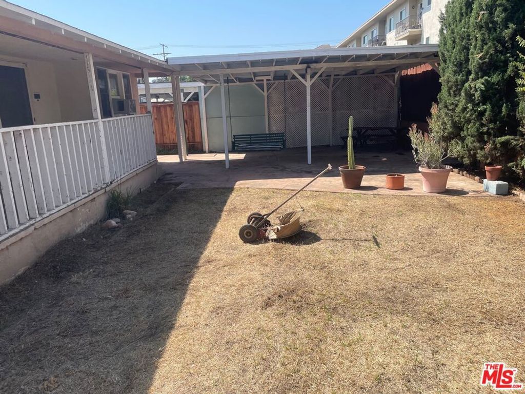 Photo of 6425 Columbus Avenue, Van Nuys, CA 91411 (MLS # 25571037)
