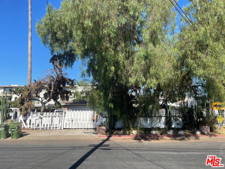 Sweet 2 bed, 2 bath home in the heart of Van Nuys in a desirable neighborhood. This is the first time this home has been on the market since being built in 1953. The house has great bones and just needs a little TLC to make it shine. The roof was redone in 2018, and the floors are original Oak hardwood. Close to restaurants and amenities.