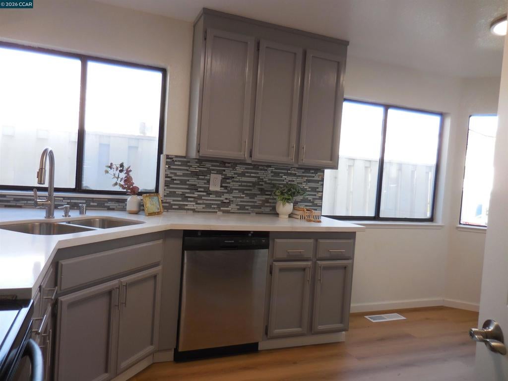 301 Delmonte Way END UNIT