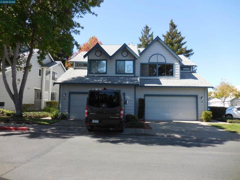 Photo of 301 Delmonte Way WAY #END UNIT, Pinole, CA 94564 (MLS # 41149681)