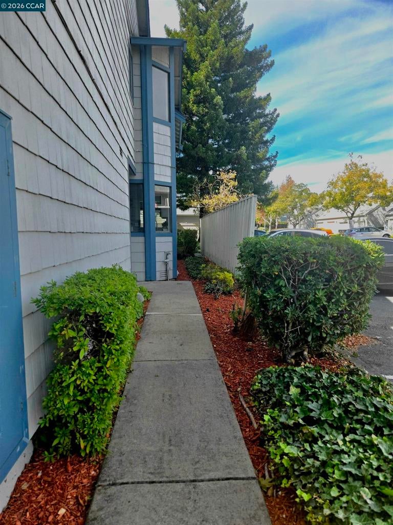 301 Delmonte Way END UNIT