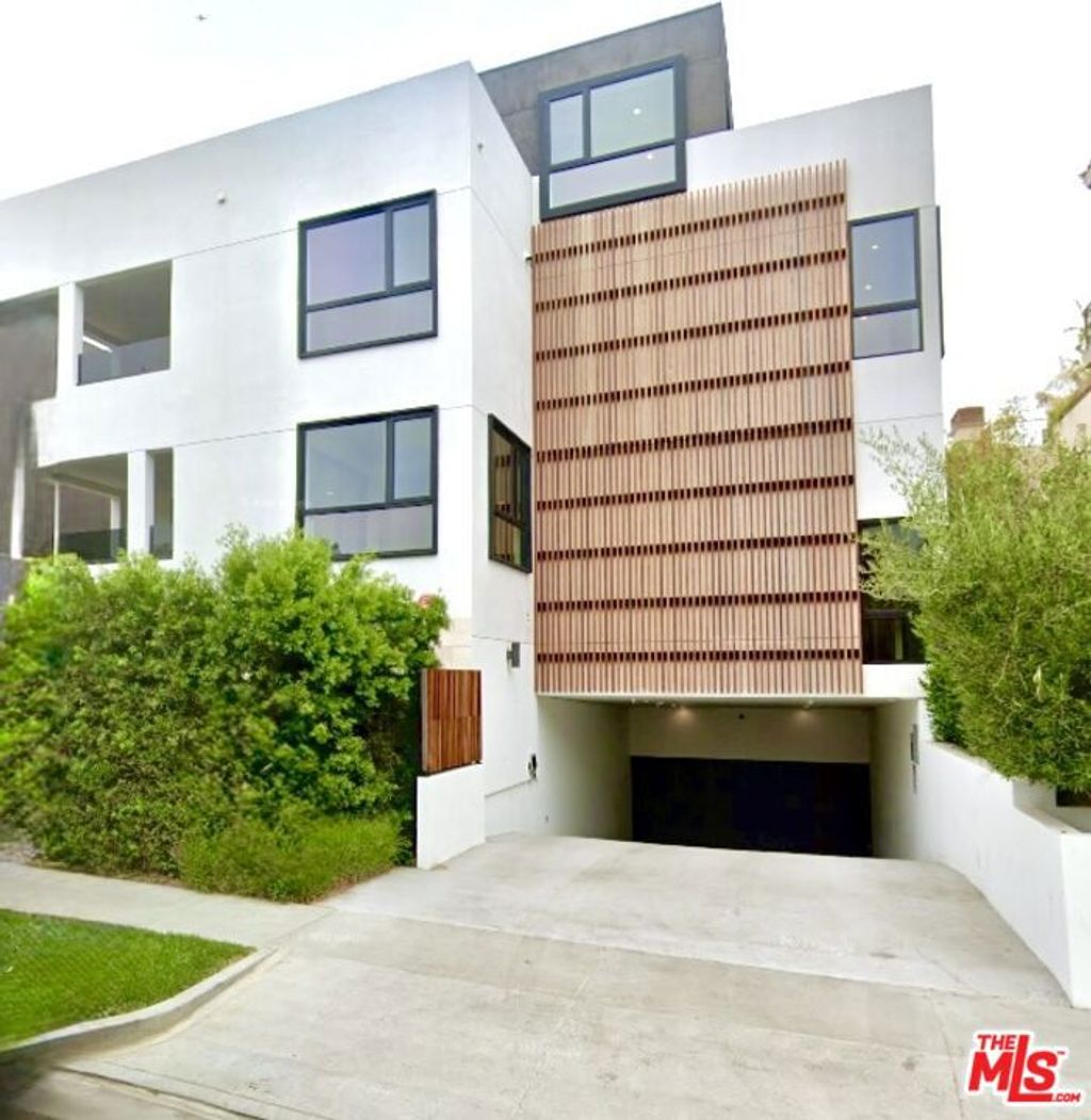 Photo of 724 N Croft Avenue #307, Los Angeles, CA 90069 (MLS # 25530347)