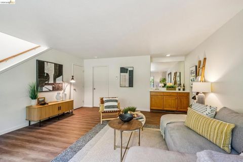 Photo of 61 Parkview Ter Ter, San Pablo, CA 94806 (MLS # 41130778)