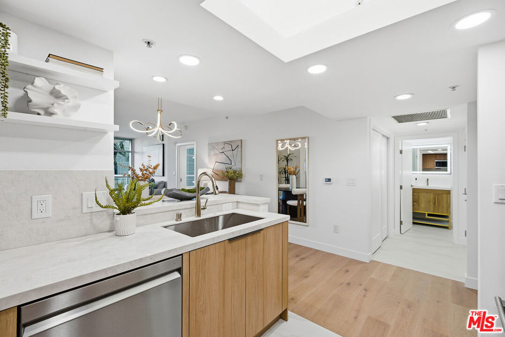 13700 Marina Pointe Drive 511