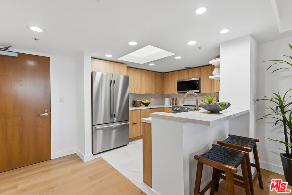 13700 Marina Pointe Drive 511