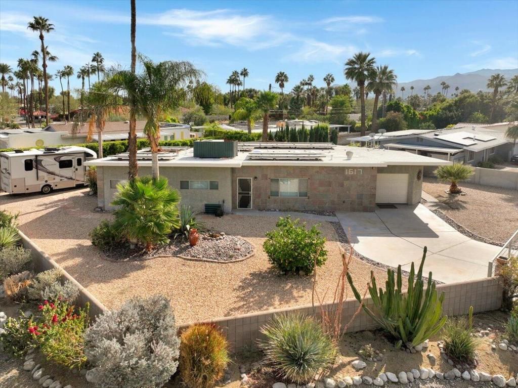 Photo of 1617 E Paseo El Mirador, Palm Springs, CA 92262 (MLS # 219140069DA)