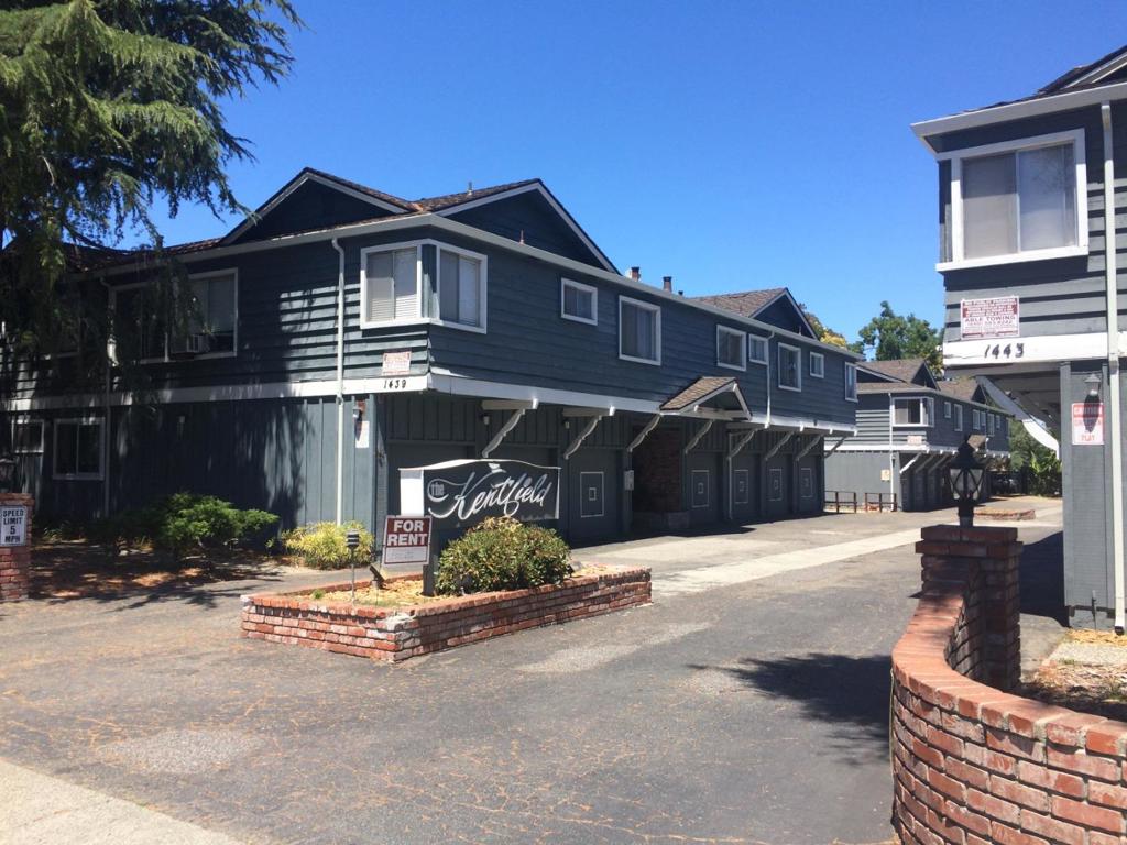 Nice 1 bedroom, 1 bathroom apartment. Excellent location near Red Morton Park and downtown Redwood City. Easy access to Woodside Road and highways 101 and 280. Also includes a 1 car detached garage. Complex includes a pool and laundry room. Available Now.