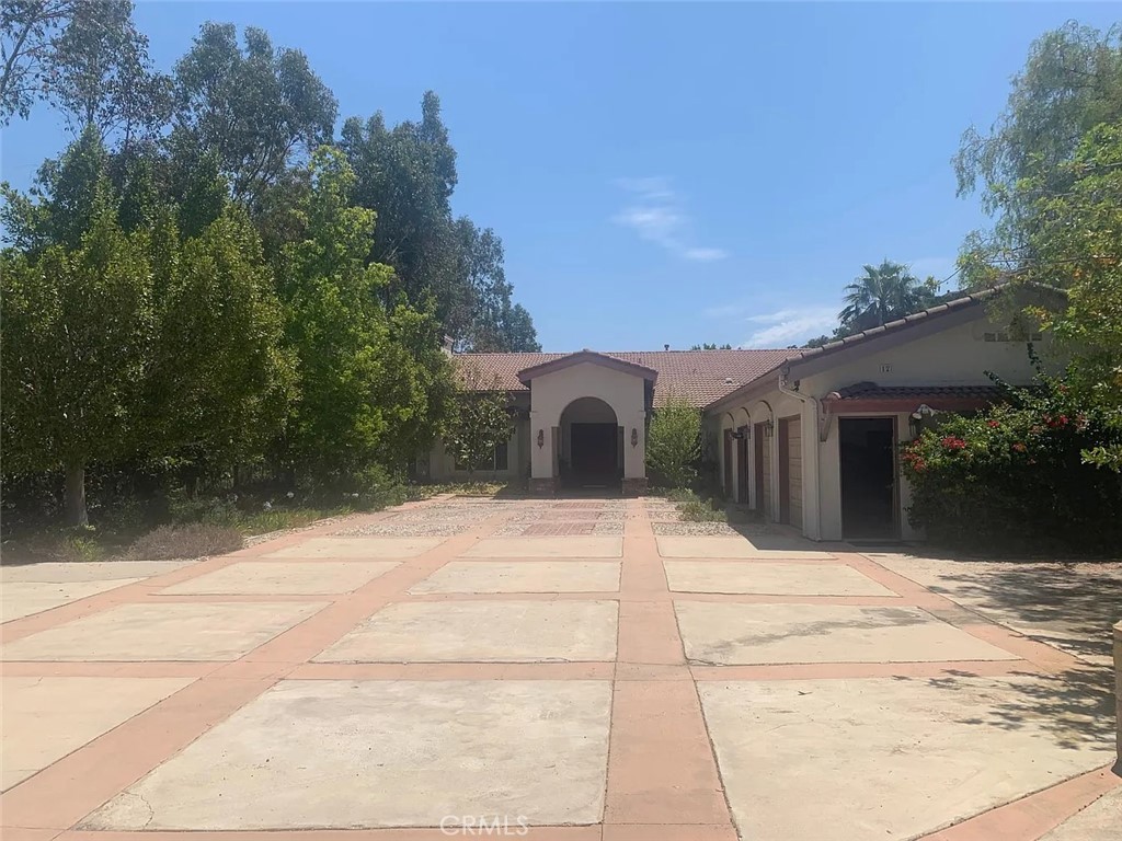 Located in a great neighborhood of Newbury Park. One-story house with a nice backyard and patio.
Renter pays for Water, Gardener, and electricity. NO BMB used! No subcontract. One family only. Two year lease minimum with Option after month to month.Only excellent credit.