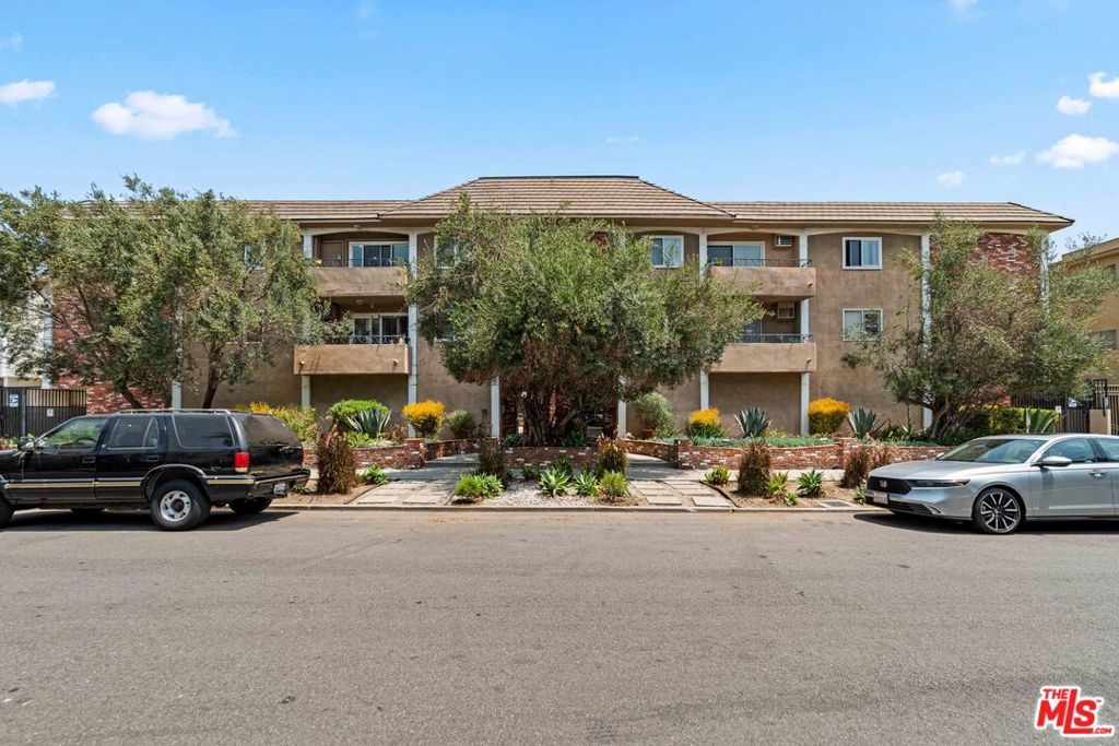 Photo of 2320 S Bentley Avenue #207, Los Angeles, CA 90064 (MLS # 25605179)