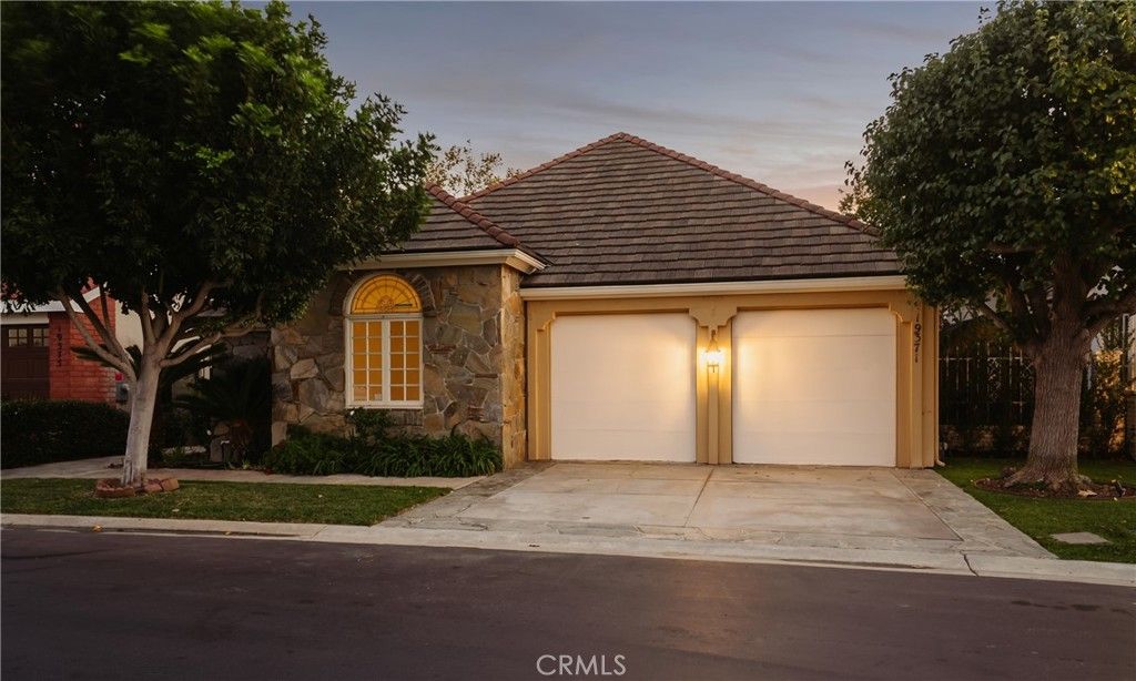 Photo of 19371 Woodlands Ln, Huntington Beach, CA 92648 (MLS # PW25263832)