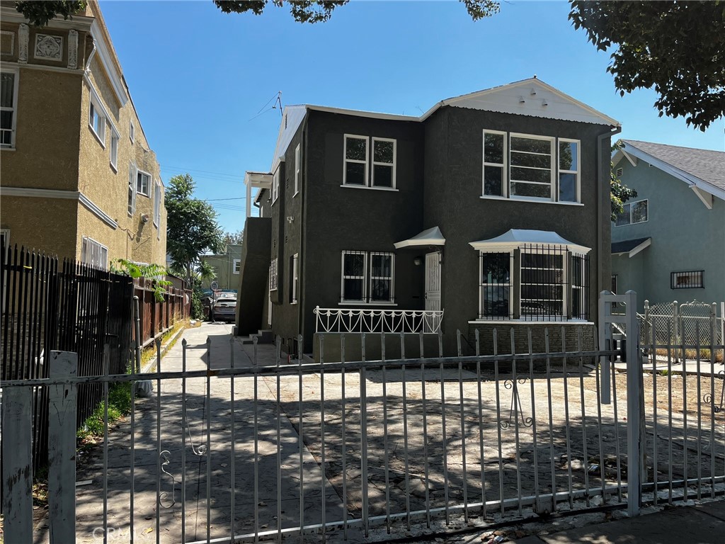 862 W 41st Street