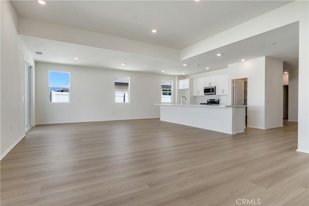 Photo of 1553 E Holguin Street, Lancaster, CA 93535 (MLS # SR26206577)