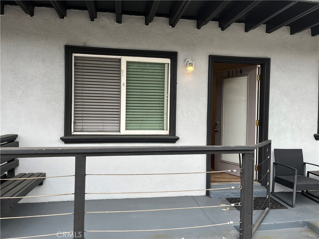 This beautifully updated apartment is an air conditioned, downstairs, corner unit w/ keyless entry. Spaciously designed 1 bedroom 1 bathroom with a with front patio. This apartment is located on a popular & busy street, 1 block from Abbot Kinney and 1 mile from the Venice Pier and Boardwalk. There are many options for a variety of restaurants and bars as well as theaters and stores all within close proximity to this home.