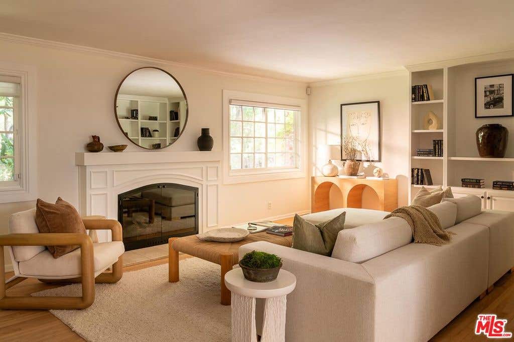 Photo of 3931 Woodcliff Road, Sherman Oaks, CA 91403 (MLS # 26860331)