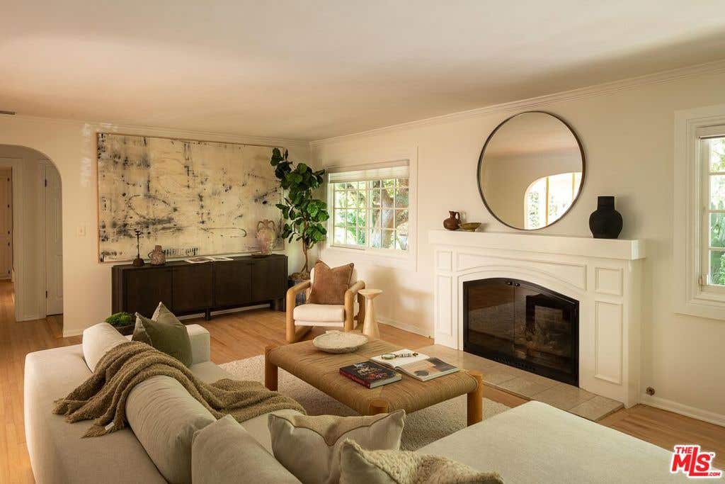 Photo of 3931 Woodcliff Road, Sherman Oaks, CA 91403 (MLS # 26860331)