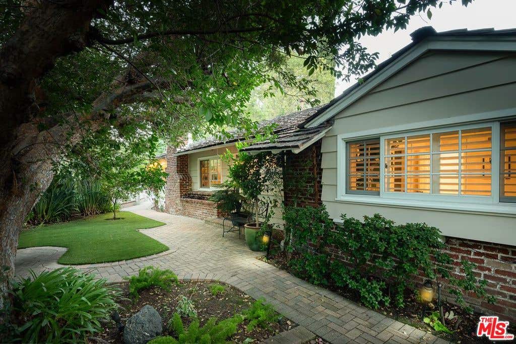 Photo of 3931 Woodcliff Road, Sherman Oaks, CA 91403 (MLS # 26860331)