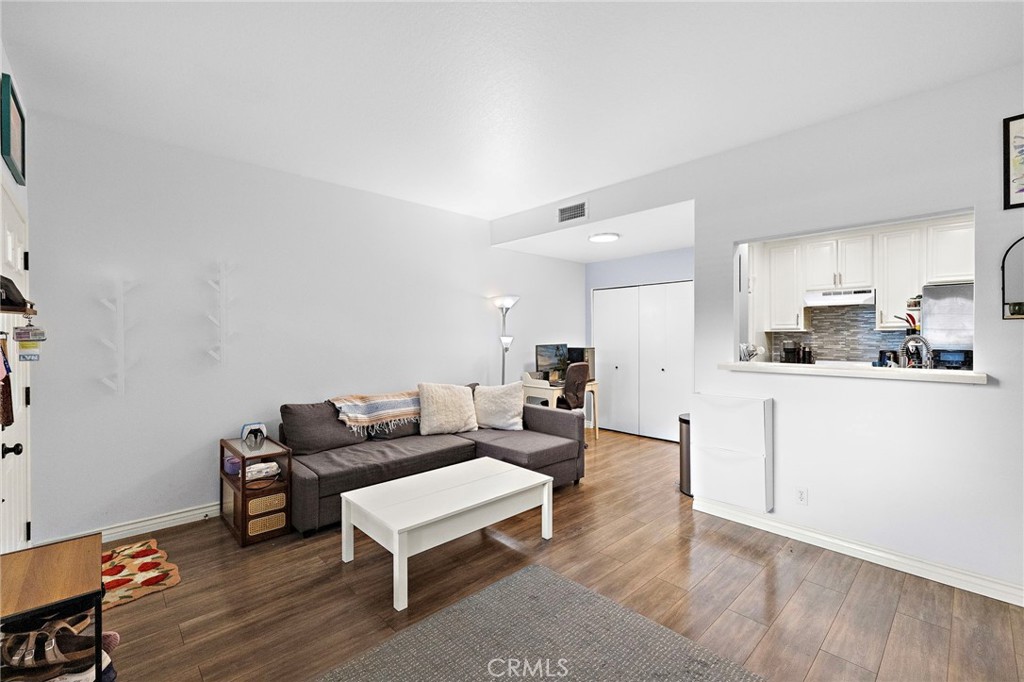 Las Flores III - Residential