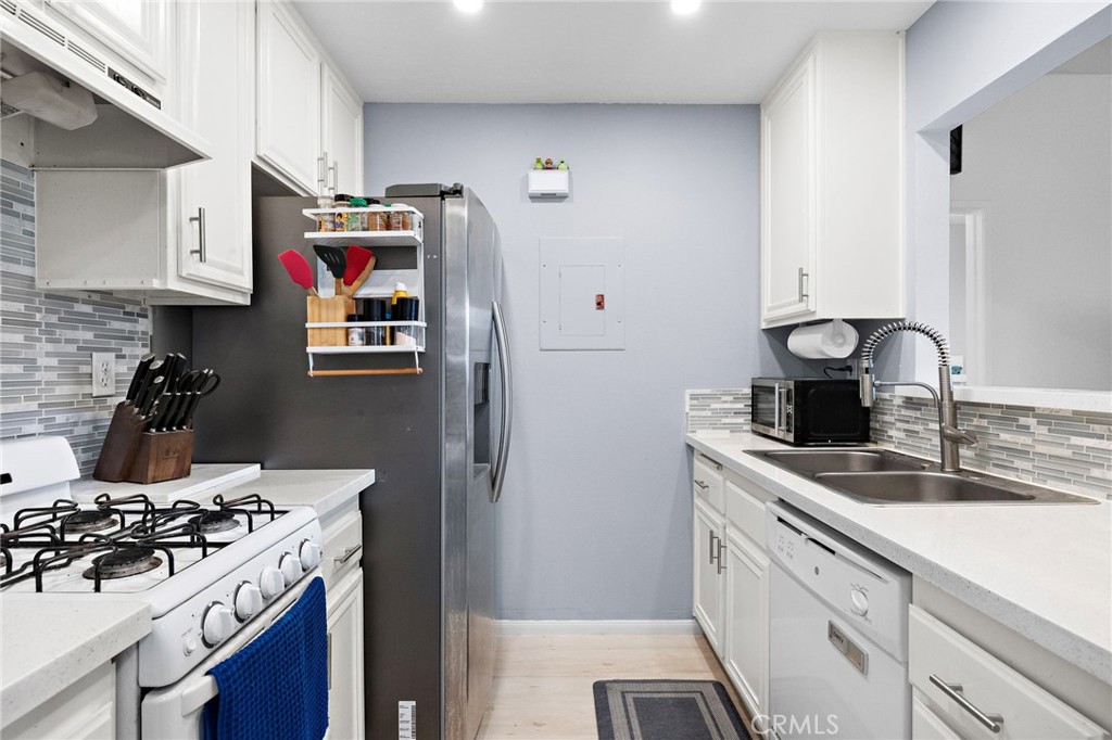 Las Flores III - Residential