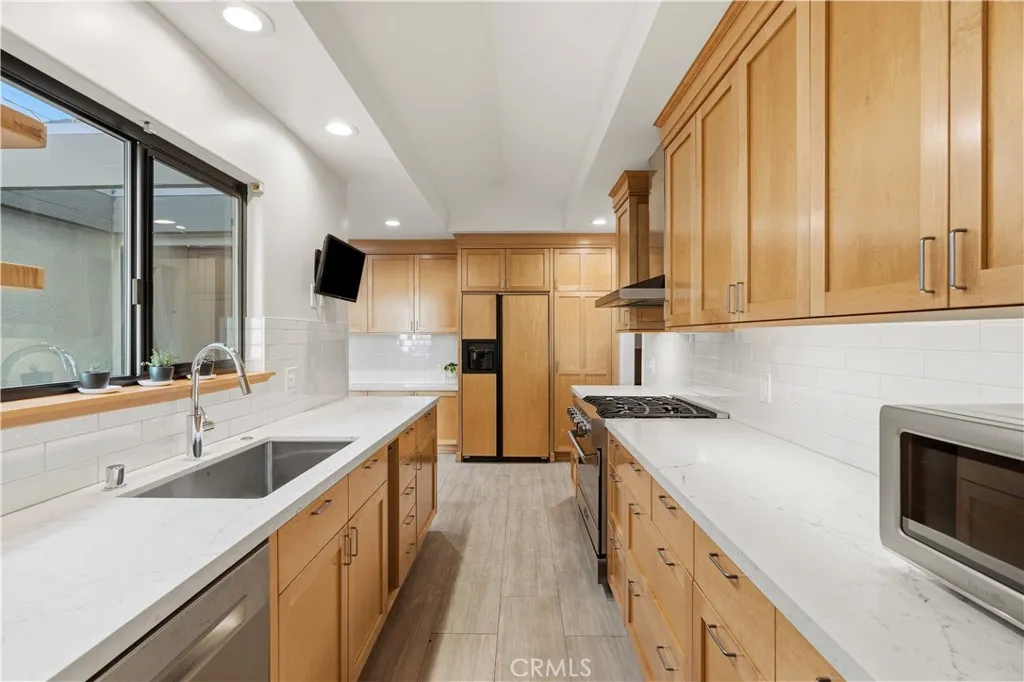 Pasadena, California 91103, United States, 3 Bedrooms Bedrooms, ,3 BathroomsBathrooms,Residential,Active,252325