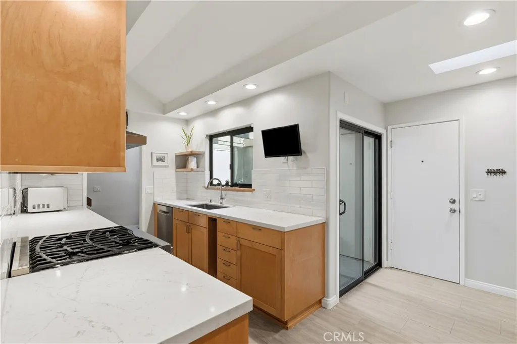 Pasadena, California 91103, United States, 3 Bedrooms Bedrooms, ,3 BathroomsBathrooms,Residential,Active,252325