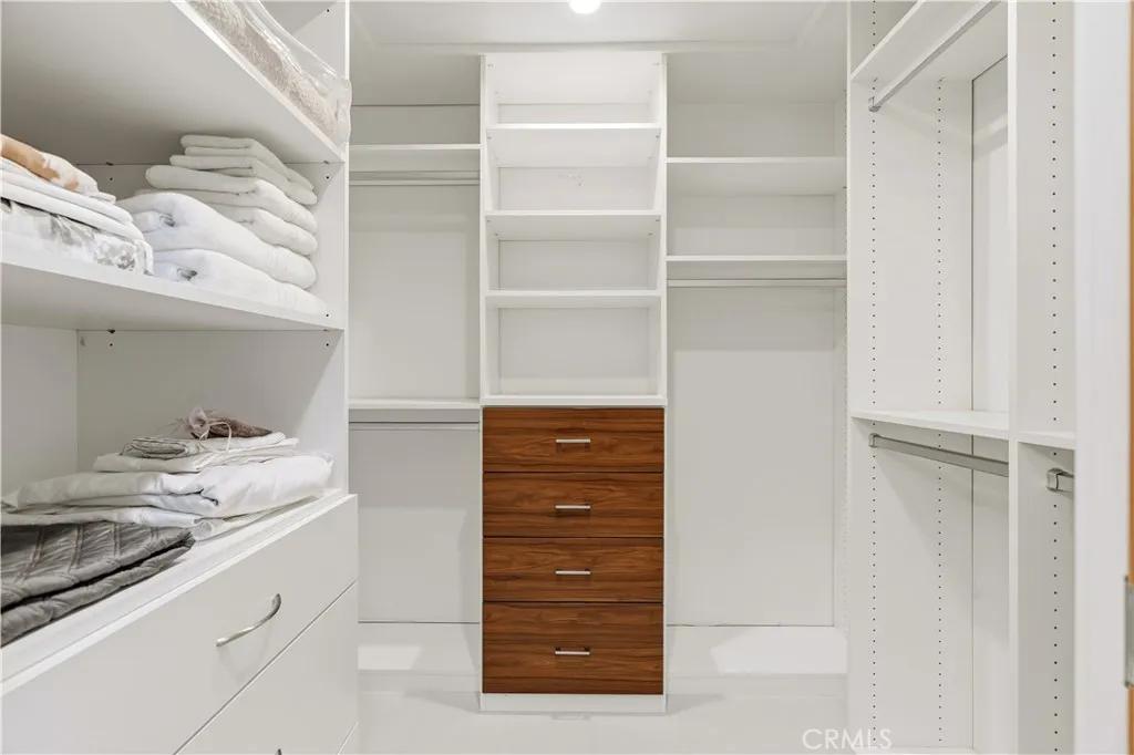 Pasadena, California 91103, United States, 3 Bedrooms Bedrooms, ,3 BathroomsBathrooms,Residential,Active,252325