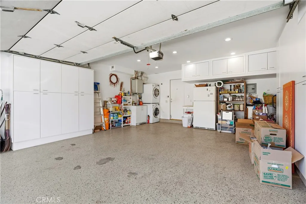 Pasadena, California 91103, United States, 3 Bedrooms Bedrooms, ,3 BathroomsBathrooms,Residential,Active,252325