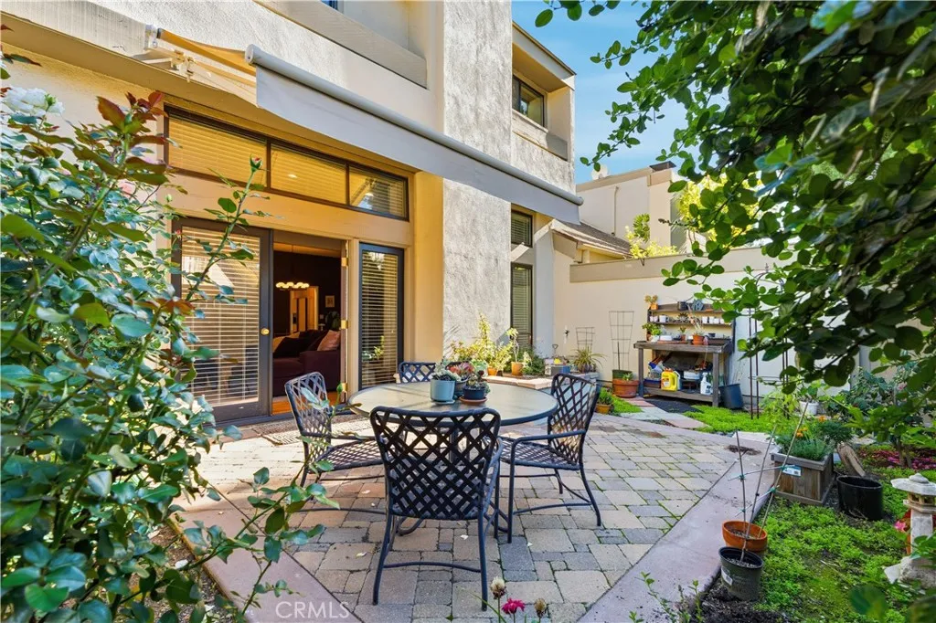 Pasadena, California 91103, United States, 3 Bedrooms Bedrooms, ,3 BathroomsBathrooms,Residential,Active,252325