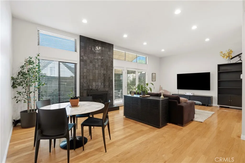 Pasadena, California 91103, United States, 3 Bedrooms Bedrooms, ,3 BathroomsBathrooms,Residential,Active,252325