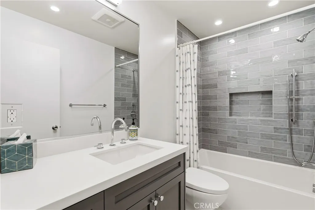 Pasadena, California 91103, United States, 3 Bedrooms Bedrooms, ,3 BathroomsBathrooms,Residential,Active,252325