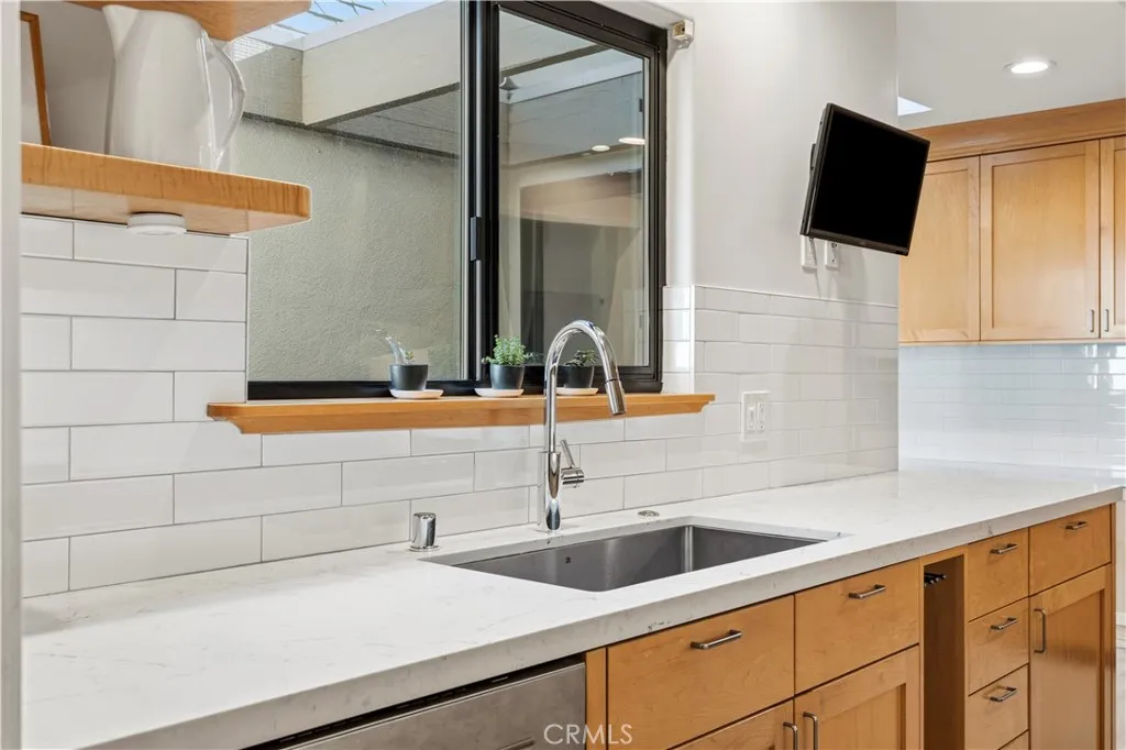 Pasadena, California 91103, United States, 3 Bedrooms Bedrooms, ,3 BathroomsBathrooms,Residential,Active,252325