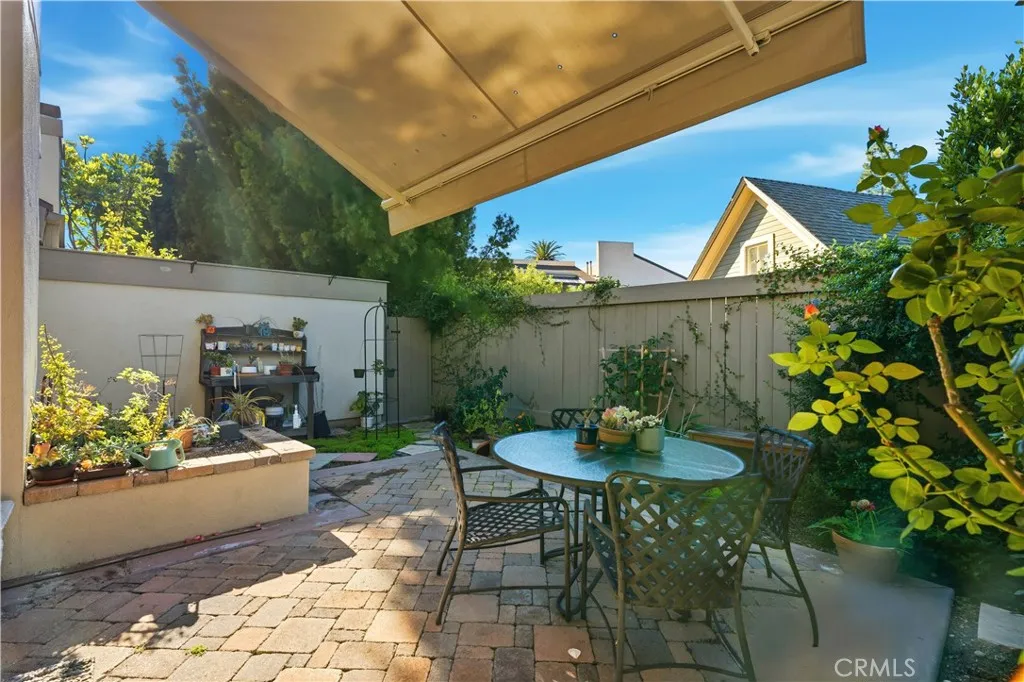 Pasadena, California 91103, United States, 3 Bedrooms Bedrooms, ,3 BathroomsBathrooms,Residential,Active,252325