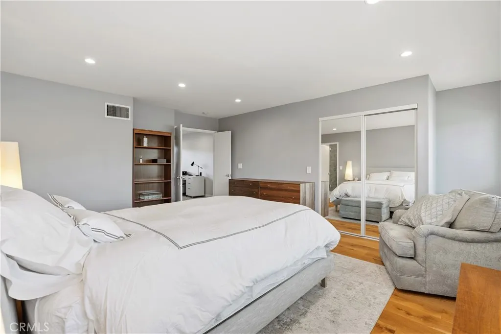 Pasadena, California 91103, United States, 3 Bedrooms Bedrooms, ,3 BathroomsBathrooms,Residential,Active,252325